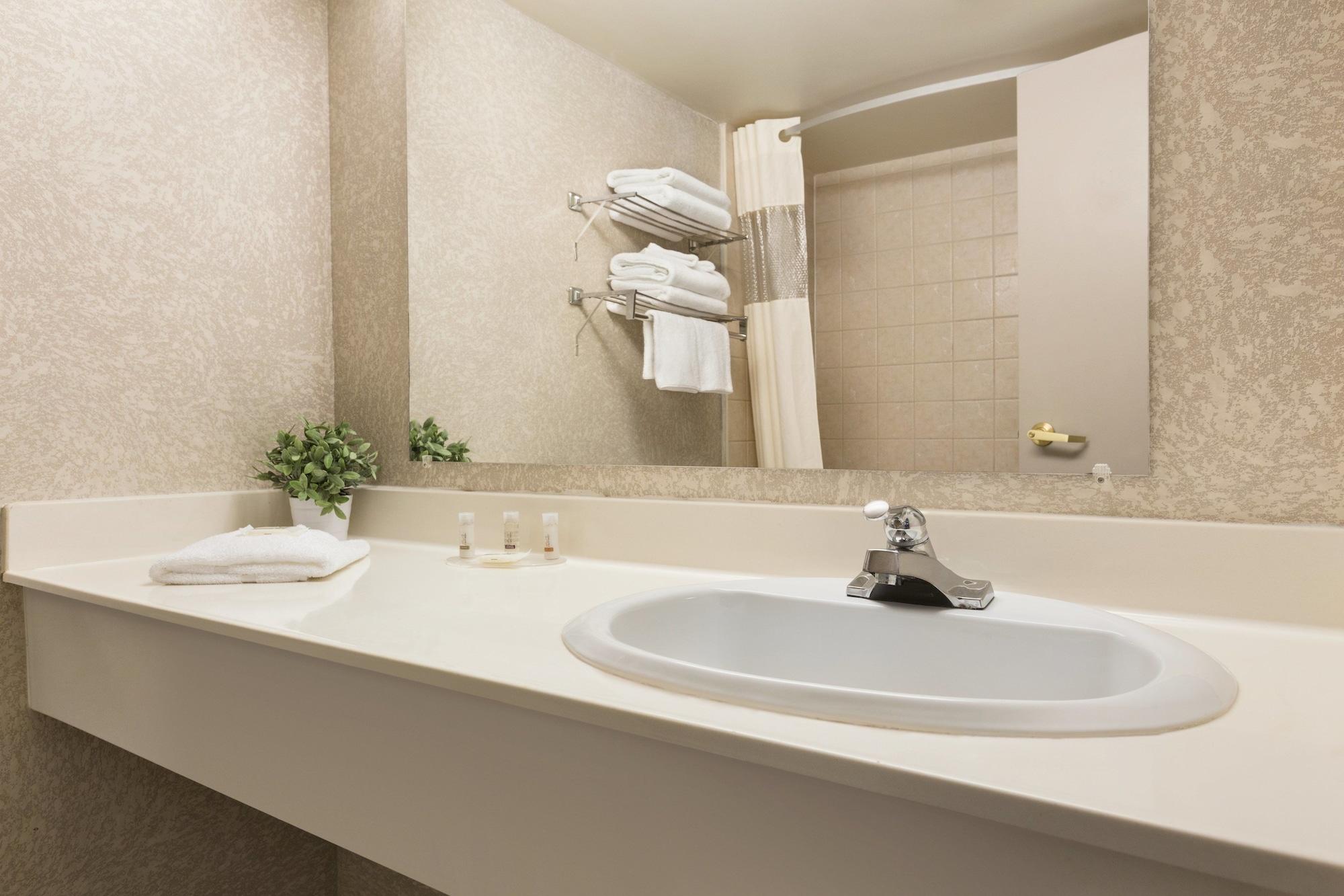 Days Inn By Wyndham Ottawa Airport Εξωτερικό φωτογραφία