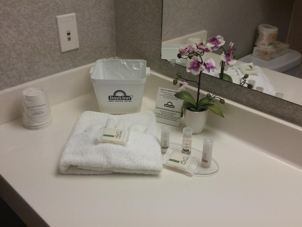 Days Inn By Wyndham Ottawa Airport Εξωτερικό φωτογραφία