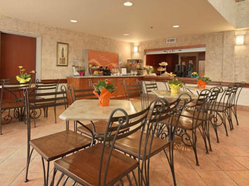 Days Inn By Wyndham Ottawa Airport Εξωτερικό φωτογραφία