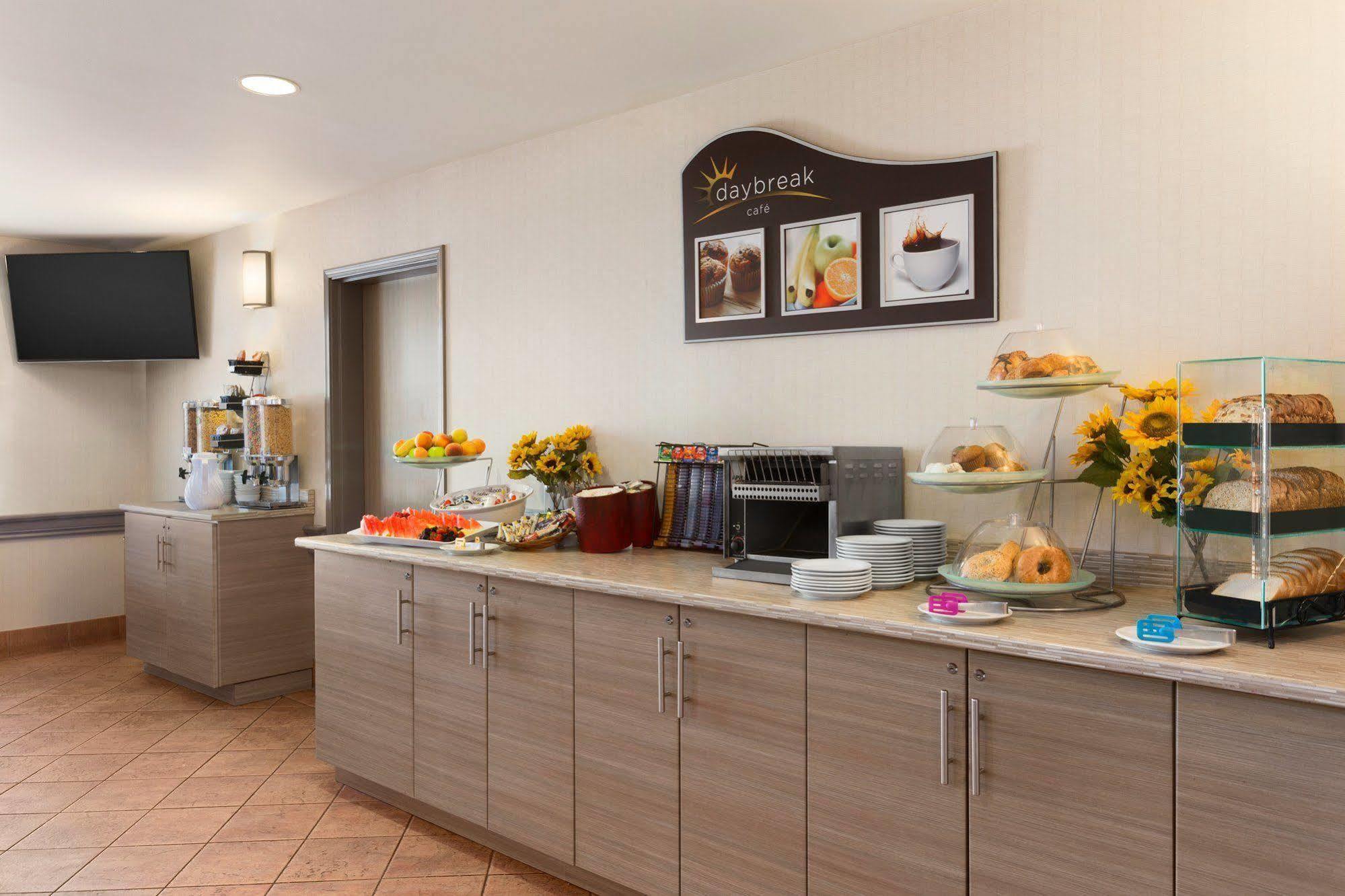 Days Inn By Wyndham Ottawa Airport Εξωτερικό φωτογραφία