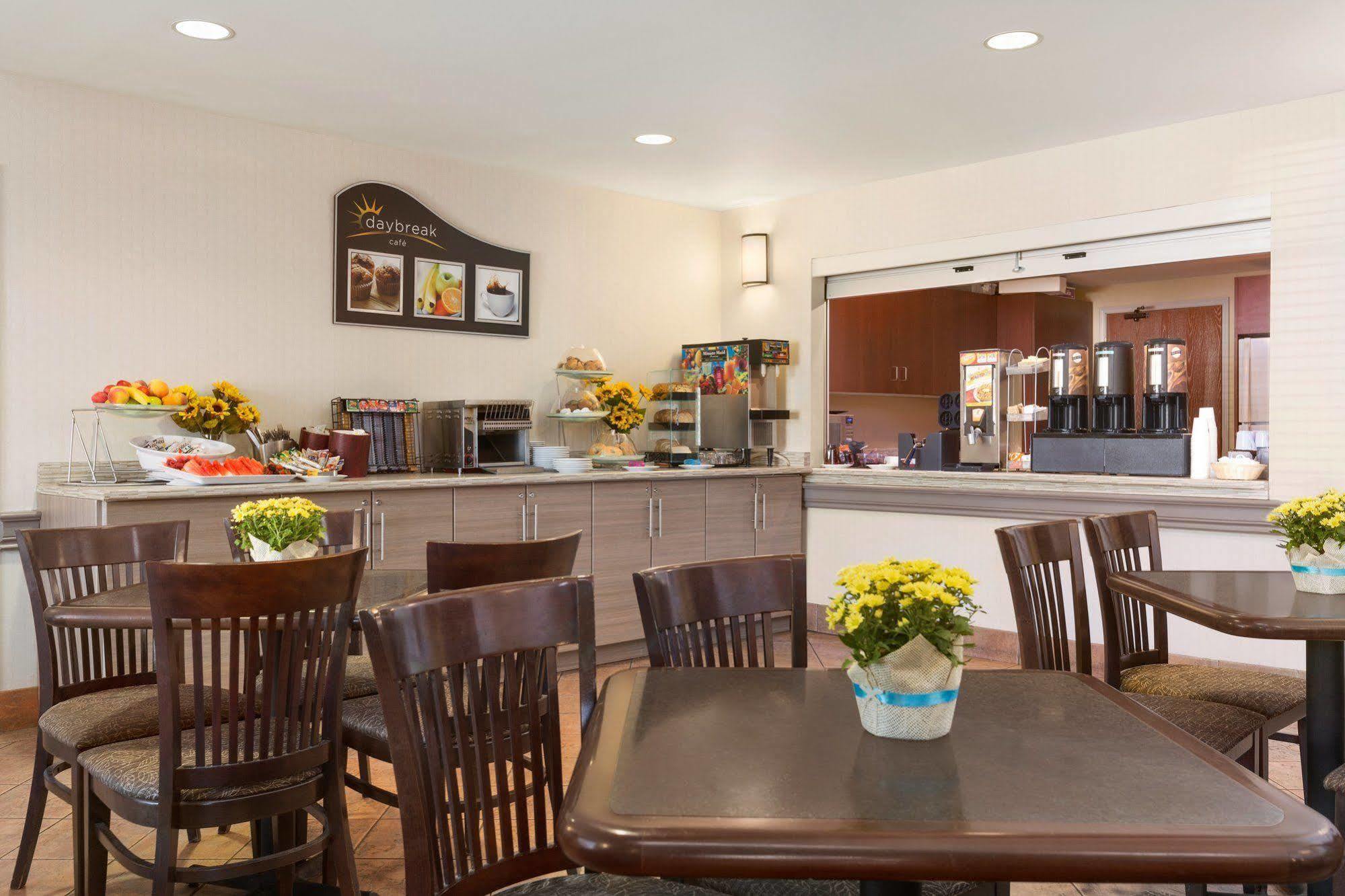 Days Inn By Wyndham Ottawa Airport Εξωτερικό φωτογραφία